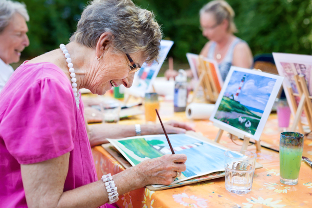 Utilizing-Memory-Care-Activities-for-Seniors woman spends time painting in memory care activities